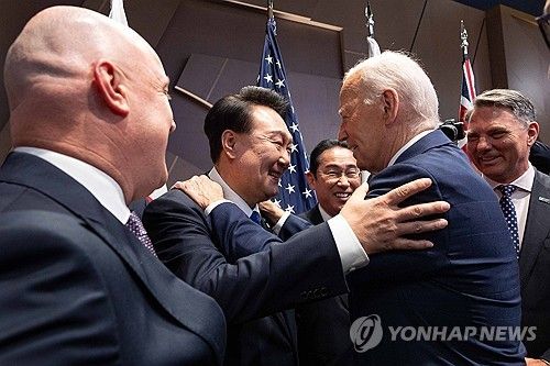 윤석열 대통령, 바이든 미 대통령과 포옹