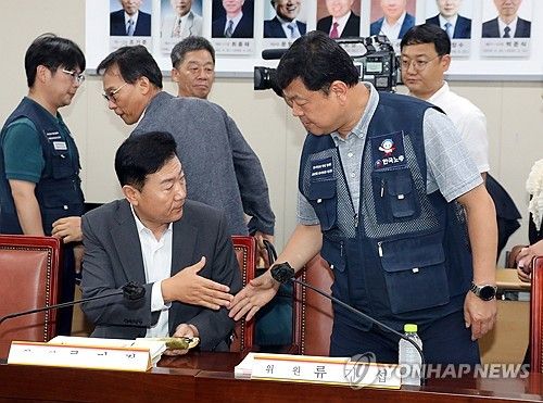 최저임금위, 악수하는 노사