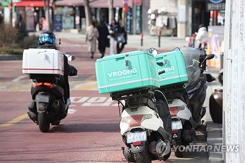 지난 2월 13일 점심시간 서울 마포구의 한 식당가에 세워진 배달 오토바이. [연합뉴스 자료사진]