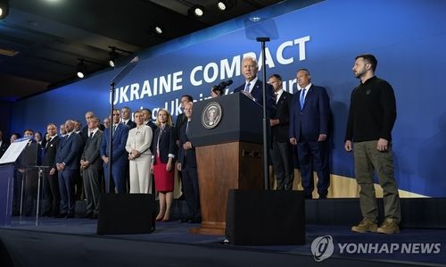 나토 정상회의에 모인 회원국 정상들