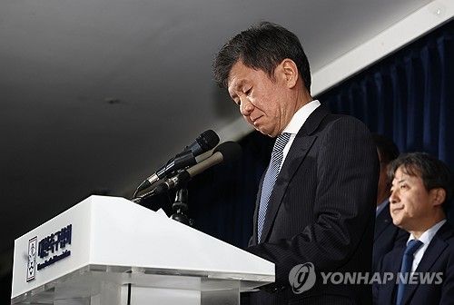 굳은 표정의 정몽규 협회장