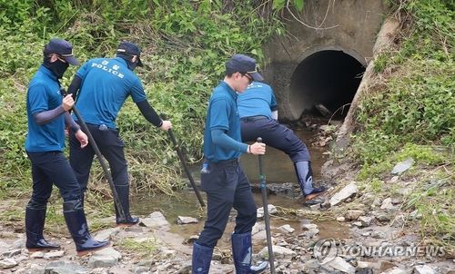 폭우에 실종된 대학생 수색하는 경찰