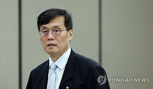 금융통화위원회 참석하는 이창용 총재