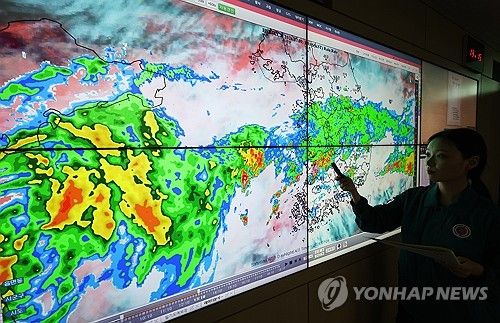오늘 밤 중부 '시간당 30~50㎜'…내일까지 최대 150㎜ 넘게 비