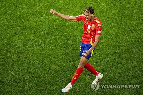 유로에서 득점 후 기뻐하는 라민 야말