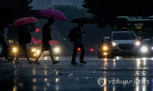 우산 쓰고 이동하는 시민들