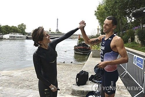센강에 첨벙 뛰어든 프랑스 체육장관(왼쪽) 