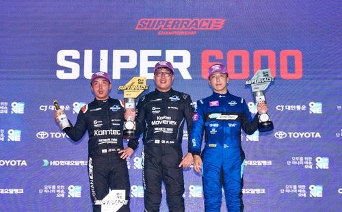 시상대에선 선수들. 왼쪽부터 정의철, 김중군, 오한솔