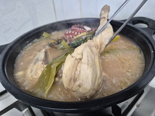 삼계탕 재료비 작년보다 7.5% 떨어져…직접 만들면 1인분 8천원