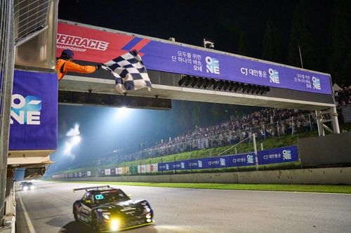 결승선을 통과하는 김중군의 머신