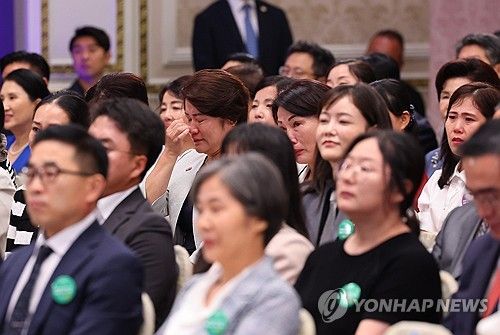윤 대통령 기념사에 눈물 흘리는 탈북민들