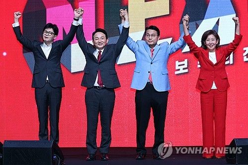 당원 향해 인사하는 당대표 후보들