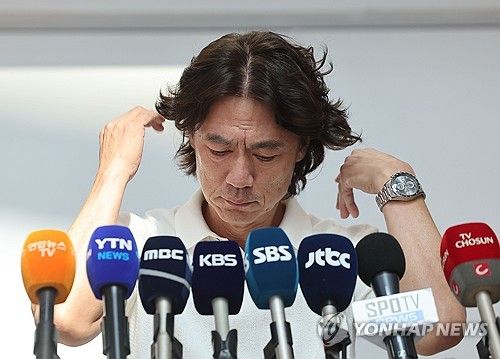 머리 만지는 홍명보