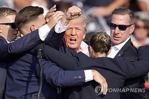 총격 직후 불끈 쥔 주먹 치켜든 도널드 트럼프 전 미국 대통령