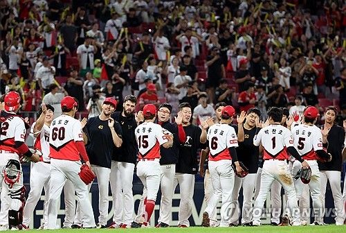 승리 세리머니 하는 KIA