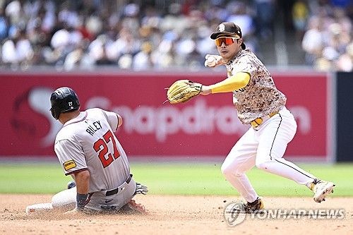 수비하는 김하성