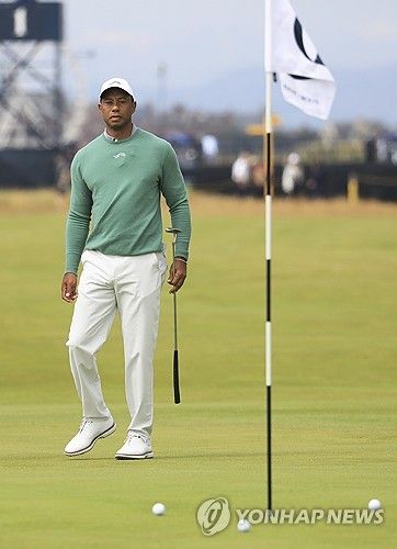 연습 라운드에 나선 우즈