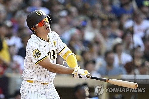 뜬공을 치고 아쉬워하는 김하성