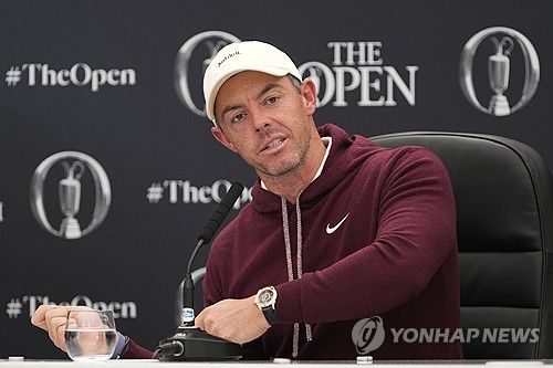 기자회견하는 로리 매킬로이