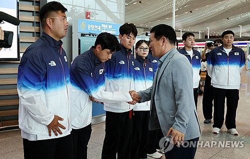 양궁 대표팀 격려하는 장영술 부회장