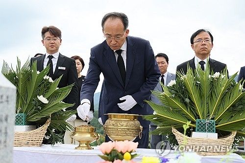 채상병 순직 1주기 앞두고 묘소 참배하는 국민의힘 지도부