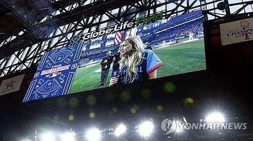 15일(현지시간) MLB 홈런더비 경기에서 국가 부르는 잉그리드 앤드레스