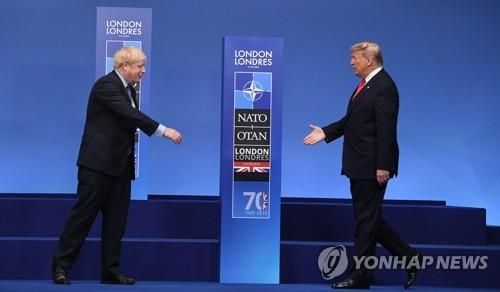 보리스 존슨 전 영국 총리(왼쪽)와 도널드 트럼프 전 미국 대통령(오른쪽)