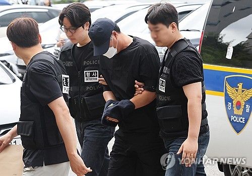 영장실질심사 출석하는 16년전 시흥 슈퍼마켓 살인사건 용의자