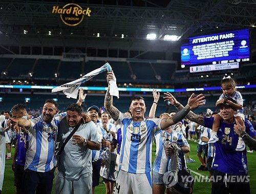 아르헨티나 코파 아메리카 우승 뒤 기뻐하는 엔소 페르난데스