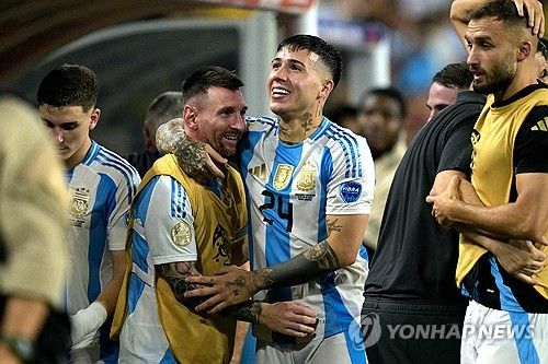 코파 아메리카 우승 뒤 리오넬 메시와 기쁨 나누는 엔소 페르난데스 