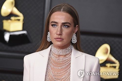 2021년 3월 그래미 시상식 참석한 잉그리드 앤드레스