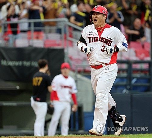 미소 짓는 홈런타자 최형우