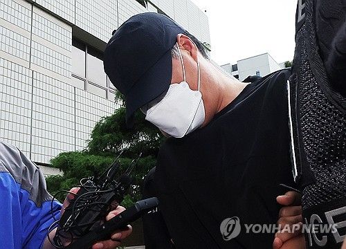 영장실질심사 출석하는 16년 전 시흥 슈퍼마켓 살인사건 용의자