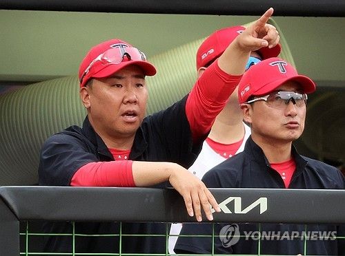 지시하는 이범호 감독