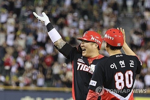 최형우 9회초 터진 동점 적시타