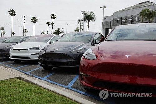 미국 캘리포니아 테슬라 매장에 주차된 차들