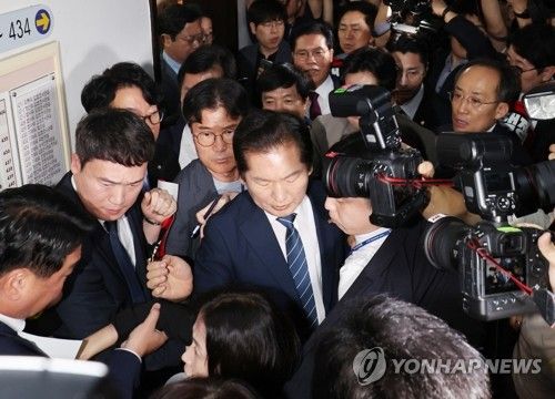 회의장 향하는 정청래 법사위원장