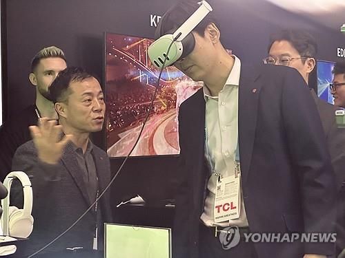 CES 2024에서 가상현실 체험하는 신유열 전무