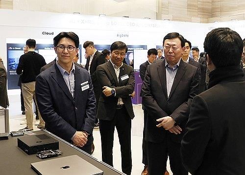 올해 3월 AI 관련 스타트업 부스 방문한 신동빈 회장