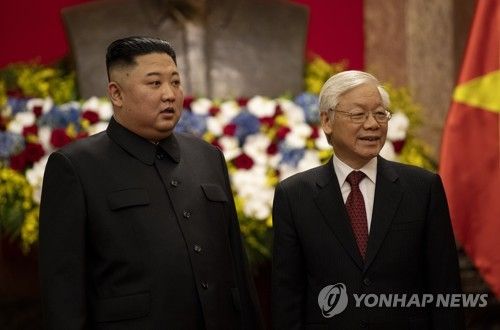 정상회담장으로 이동하는 김정은 국무위원장과 베트남 주석
