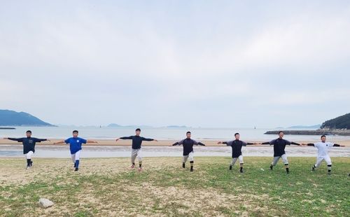 서포리 해변서 훈련하는 덕적고 야구부