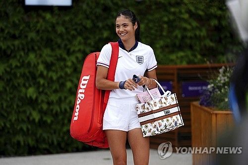 잉글랜드 축구 대표팀 유니폼 상의를 입고 연습장에 나온 라두카누. 