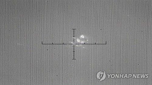 공중 폭발해 파편으로 흩어지는 북한 미사일