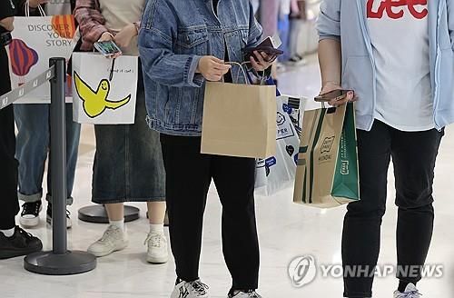 면세점에서 쇼핑하는 여행객들. [연합뉴스 자료사진]