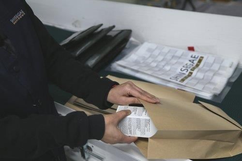 종이백에 면세품을 담는 모습. [신세계면세점 제공. 재판매 및 DB 금지]