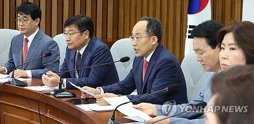 원대대책회의에서 발언하는 추경호 원내대표
