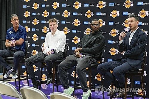 기자회견 하는 브로니 제임스(오른쪽에서 두 번째)