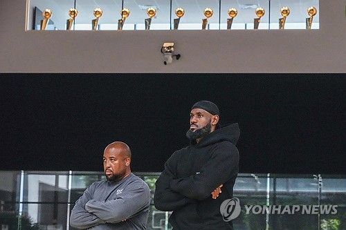 아들의 기자회견을 지켜보는 르브론 제임스(오른쪽)