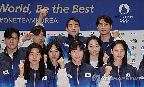 파리올림픽 파이팅 외치는 펜싱 대표팀