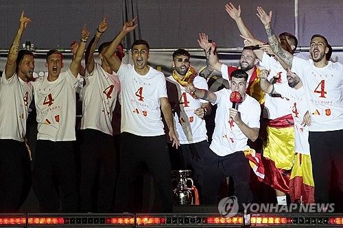 유로 2024 우승 축하연에서 마이크를 들고 있는 알바로 모라타